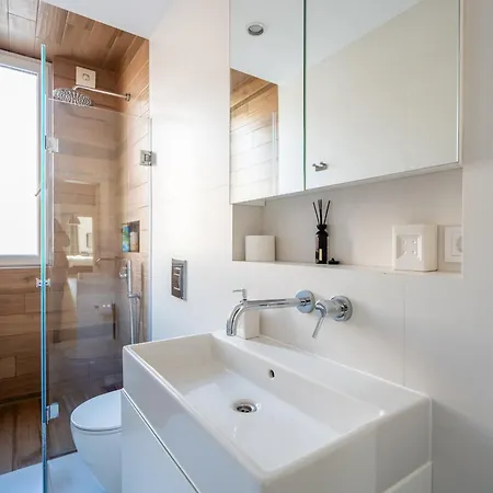 Апартамент Elegant Getaway Near Iconic Eagles' Bridge *