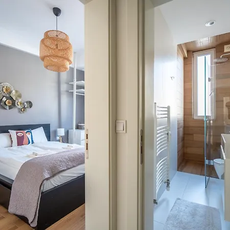 Апартамент Elegant Getaway Near Iconic Eagles' Bridge *